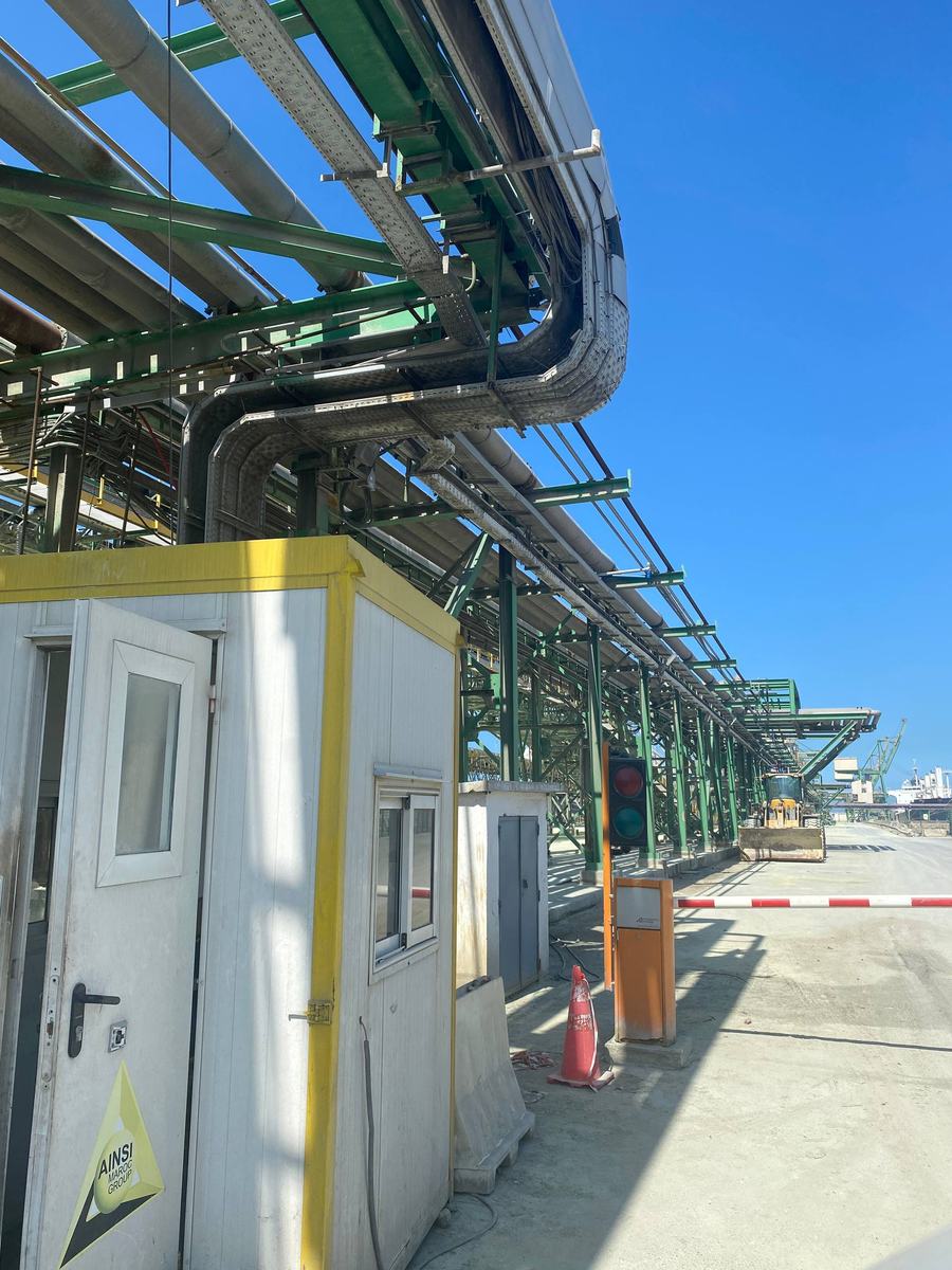 Installations, tuyauteries et chemins de câbles d'un terminal portuaire