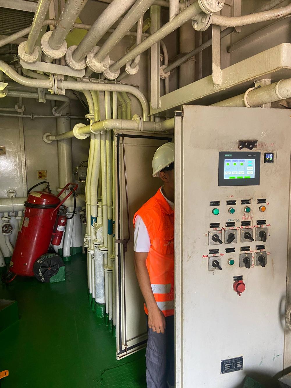 Maintenance d'une armoire de contrôle équipée d'une interface IHM Siemens Smart Line à bord d'un navire