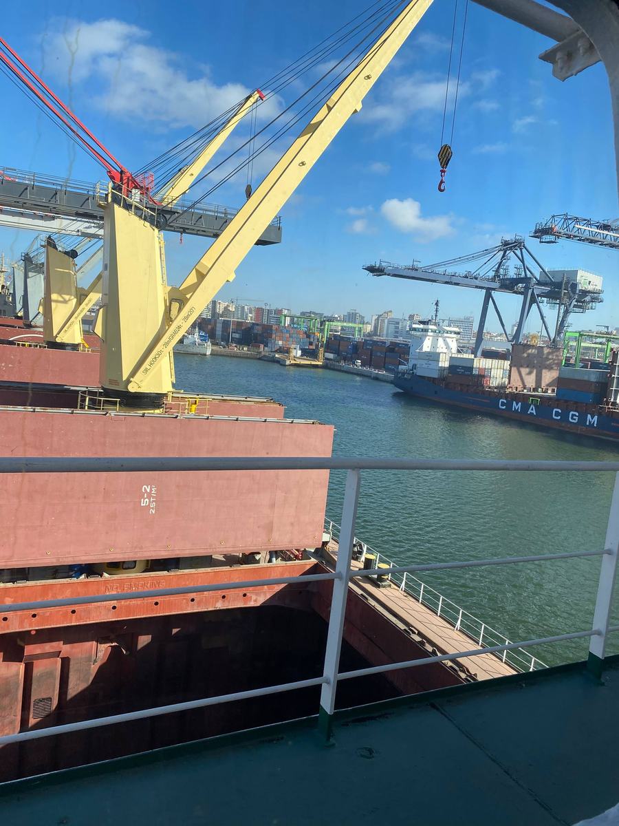 Navire vraquier à quai avec ses grues de pont dans un port marocain