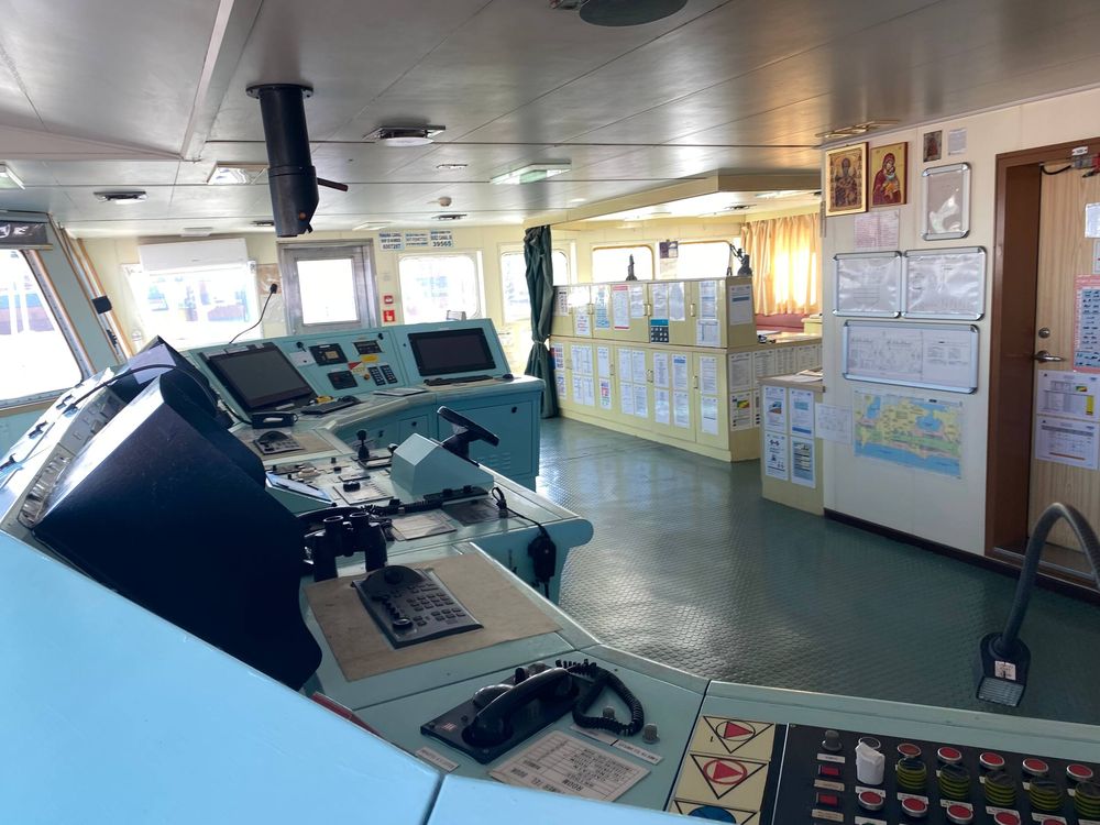 Passerelle de navigation d'un navire avec ses consoles de contrôle et ses instruments