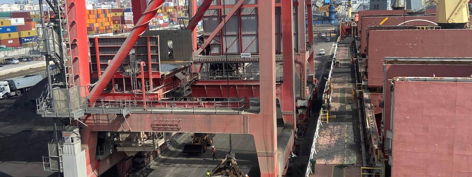 Portique de déchargement et navire vraquier à quai dans un port marocain