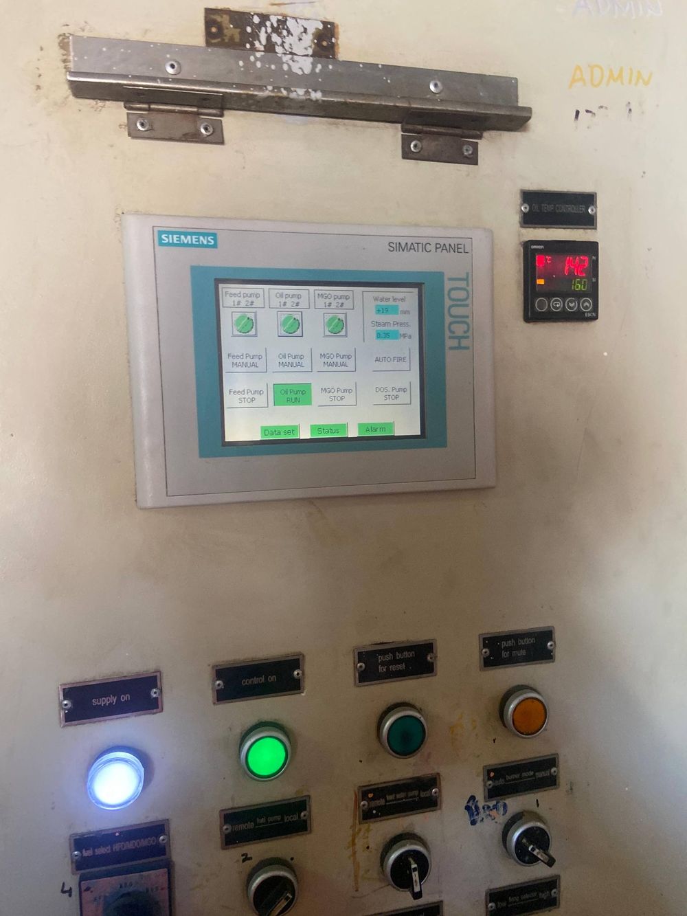 Pupitre IHM tactile Siemens SIMATIC Panel de commande des pompes à bord d'un navire