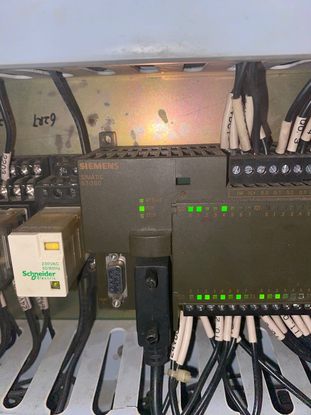 Réparation d'un automate programmable Siemens SIMATIC S7-200 dans une armoire de bord de navire