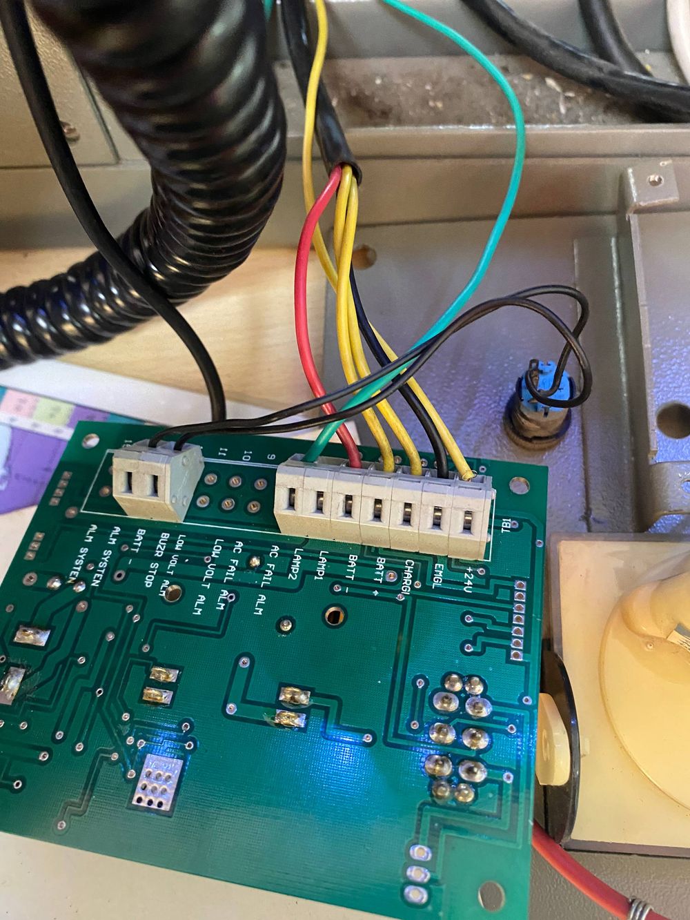 Réparation d'une carte électronique d'équipement de bord par un technicien Expertronics