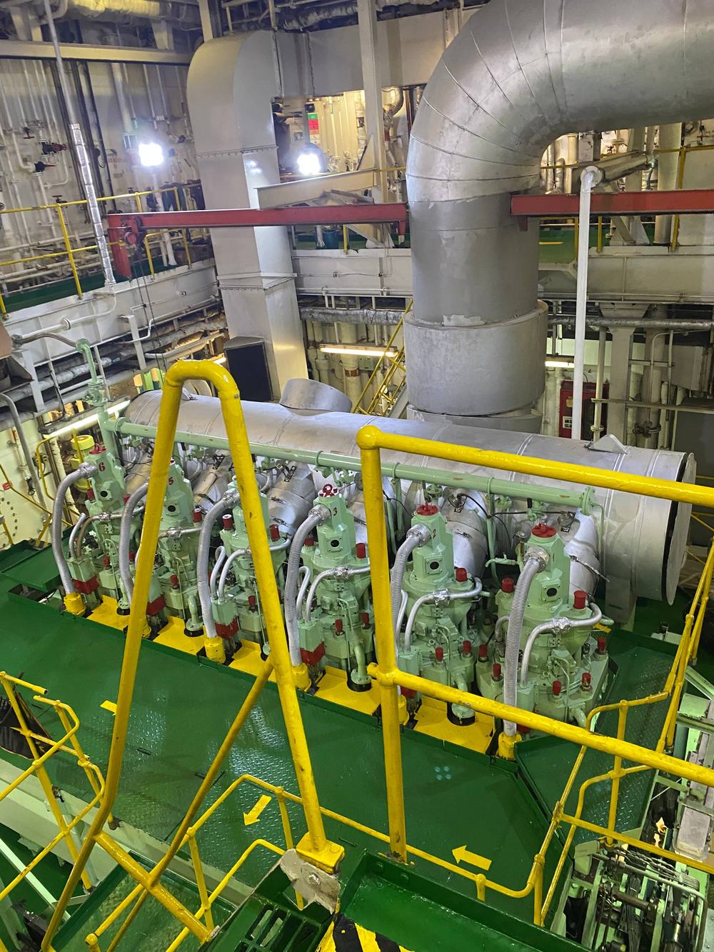 Salle des machines d'un navire : moteur principal et équipements auxiliaires en maintenance